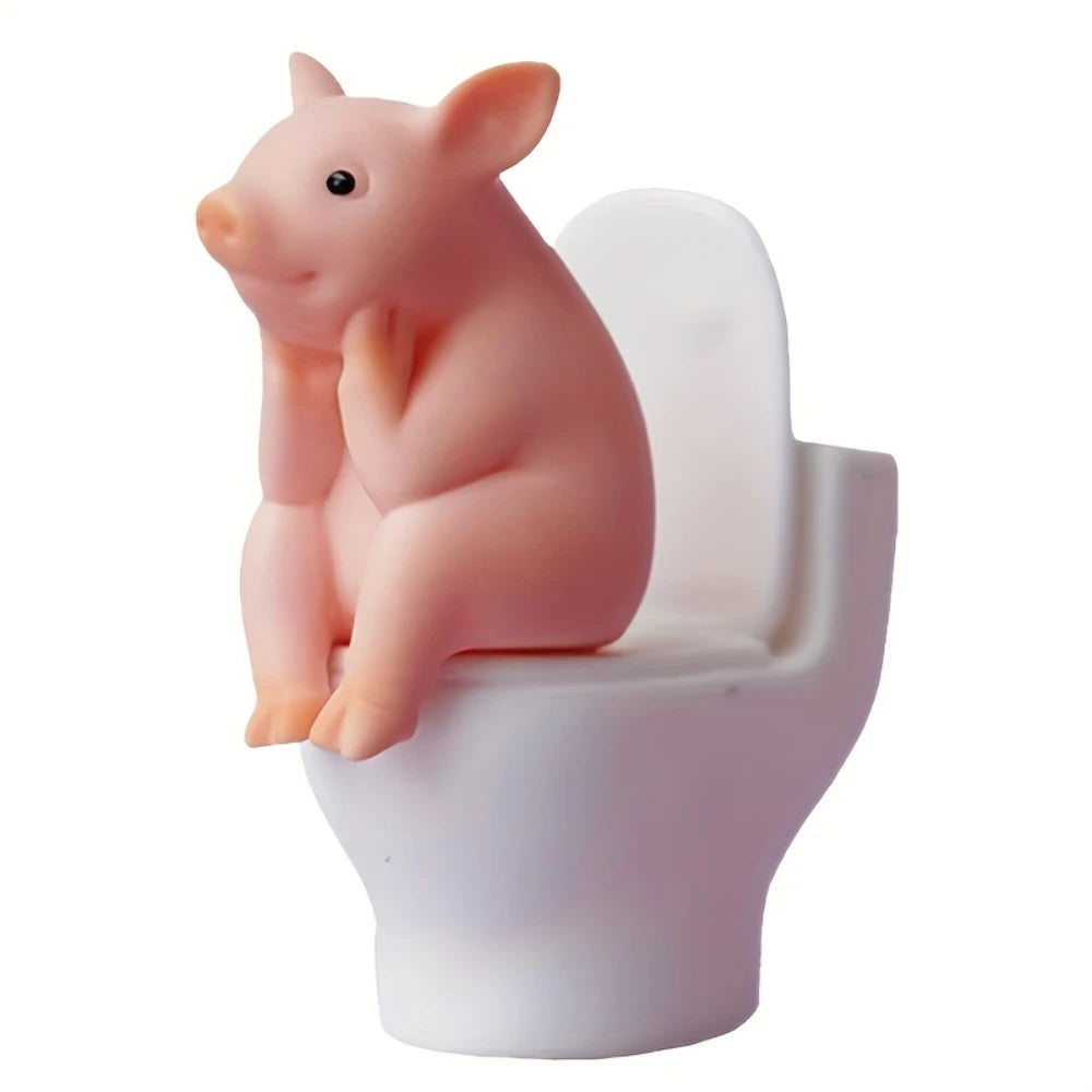 Cochon mignon assis sur les toilettes