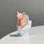 Cochon mignon assis sur les toilettes