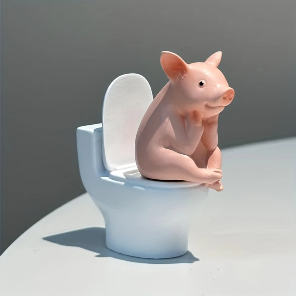 Cochon mignon assis sur les toilettes
